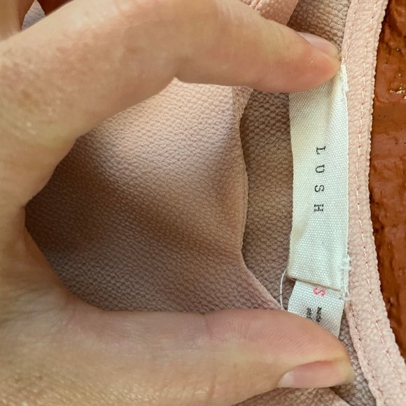 Lush Scalloped Top - Picture 2 of 3